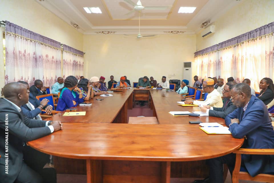 Travaux en commission budgétaire à l’Assemblée nationale : Yayi Ladekan, Detchenou, Dossouhoui, Kerekou face aux députés