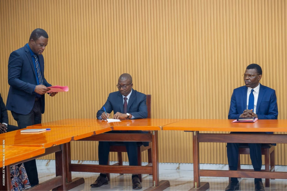 Assemblée nationale : Le Président Joseph Fifamin Djogbénou échange avec le Bureau du syndicat du personnel