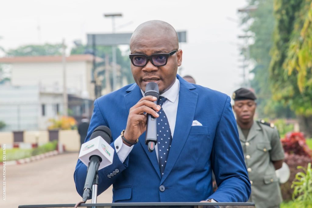 Communication à la cérémonie des couleurs au Palais des Gouverneurs : Vitali Boton sensibilise sur l’usage responsable des réseaux sociaux au Parlement