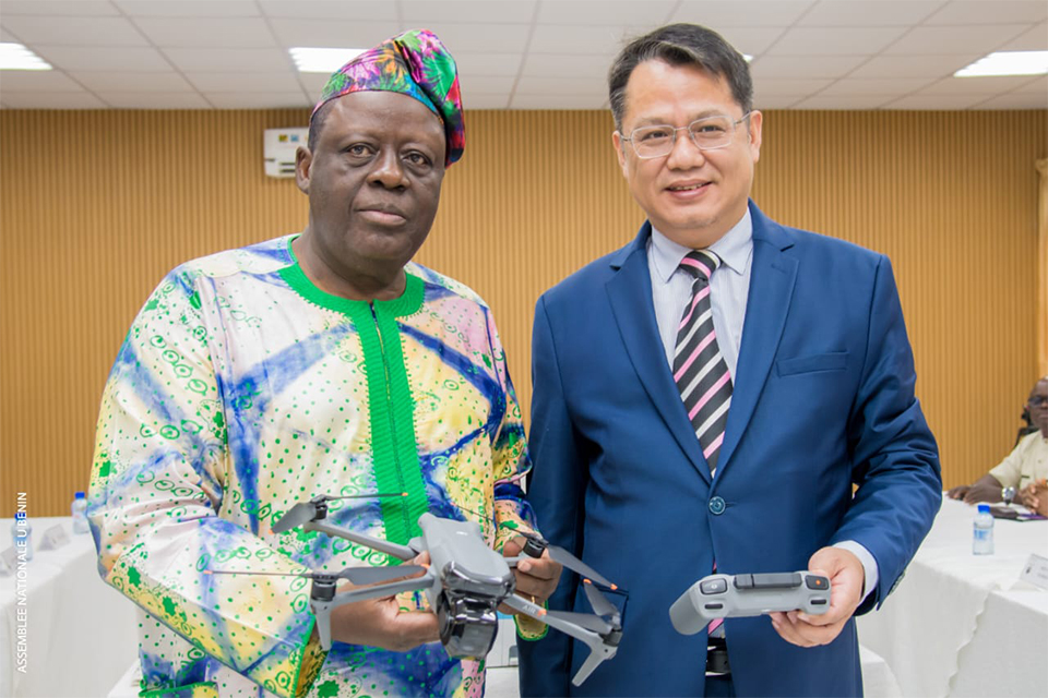 Assemblée nationale : Le Président VLAVONOU reçoit un nouveau don de matériels informatiques de la Chine