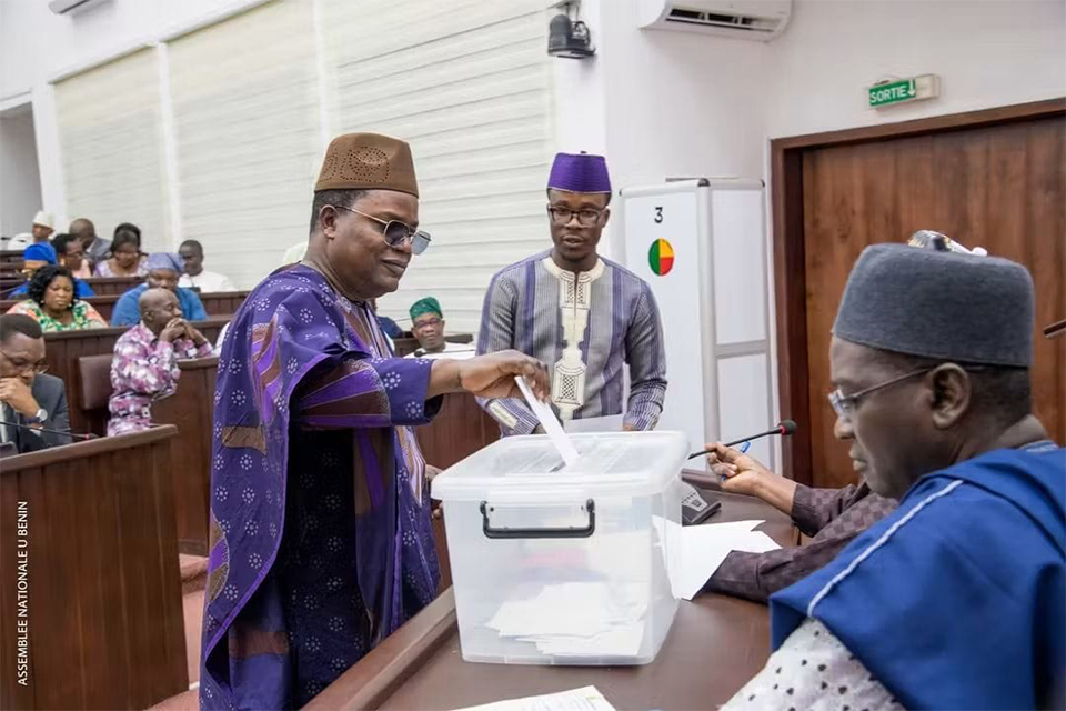 Assemblée nationale : La révision de la Constitution du 11 décembre 1990 adoptée par 90 voix