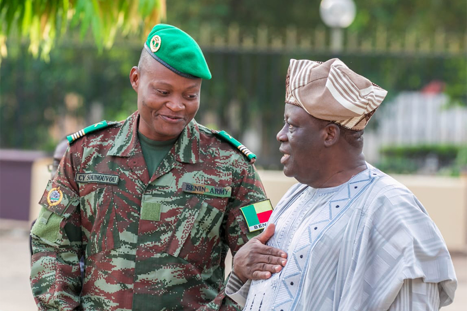 Cérémonie des couleurs à l’Assemblée nationale au lendemain du putsch déjoué : Le Président Vlavonou rend hommage à nos Forces armées et invite les béninois à la sérénité et à l’esprit républicain