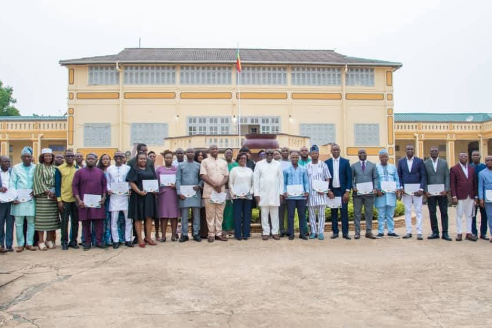 Assemblée nationale du Bénin : Le Président VLAVONOU décerne des témoignages officiels de satisfaction aux meilleurs agents