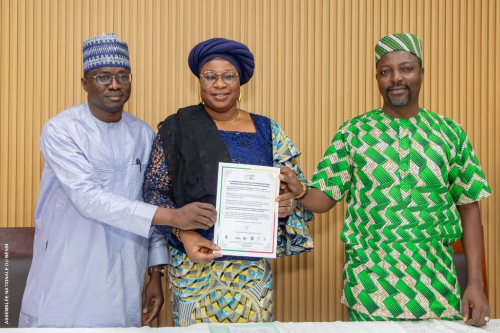 Pour des élections apaisées en 2026 : Le Caucus des Femmes Parlementaires du Bénin s&rsquo;engage et signe la charte de la paix