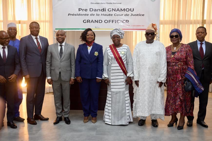 Cérémonie d&rsquo;élévation de la Présidente de la  Haute Cour de Justice au rang de Grand officier de l’Ordre national du Bénin : Dandi GNAMOU remercie le Président VLAVONOU pour son soutien constant